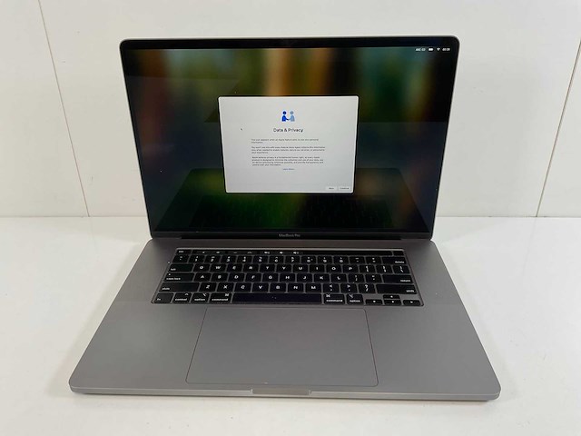 Apple macbook pro 15,5”, hexacore i7, 16 gb ram, 512 gb nvme, amd radeon pro 5300m 4gb laptop - afbeelding 1 van  8
