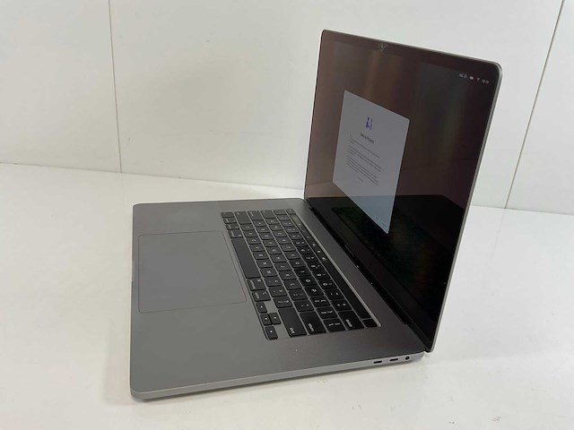Apple macbook pro 15,5”, hexacore i7, 16 gb ram, 512 gb nvme, amd radeon pro 5300m 4gb laptop - afbeelding 3 van  8