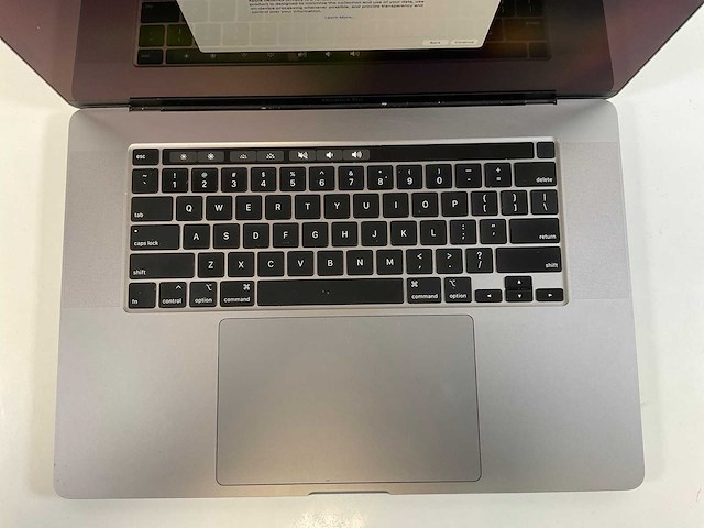 Apple macbook pro 15,5”, hexacore i7, 16 gb ram, 512 gb nvme, amd radeon pro 5300m 4gb laptop - afbeelding 5 van  8