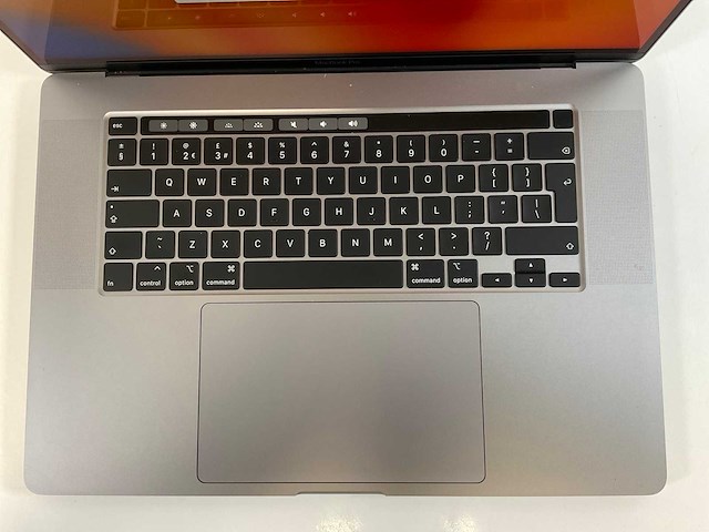 Apple macbook pro 15,5”, hexacore i7, 16 gb ram, 512 gb nvme, amd radeon pro 5300m 4gb laptop - afbeelding 4 van  7