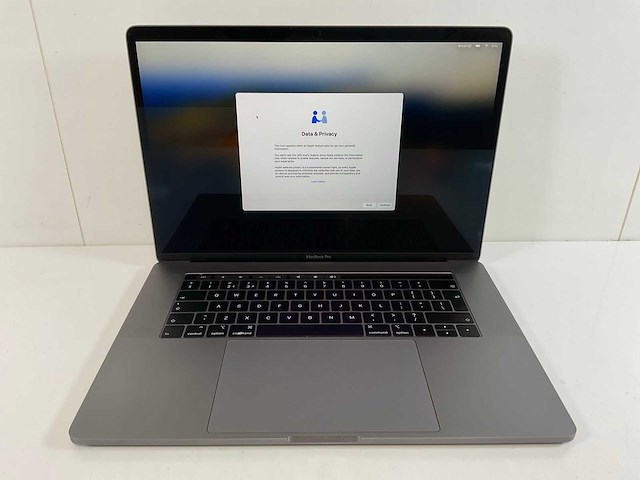 Apple macbook pro 15,5”, hexacore i7, 16 gb ram, 512 gb nvme, amd radeon pro 555x 4gb laptop - afbeelding 1 van  7