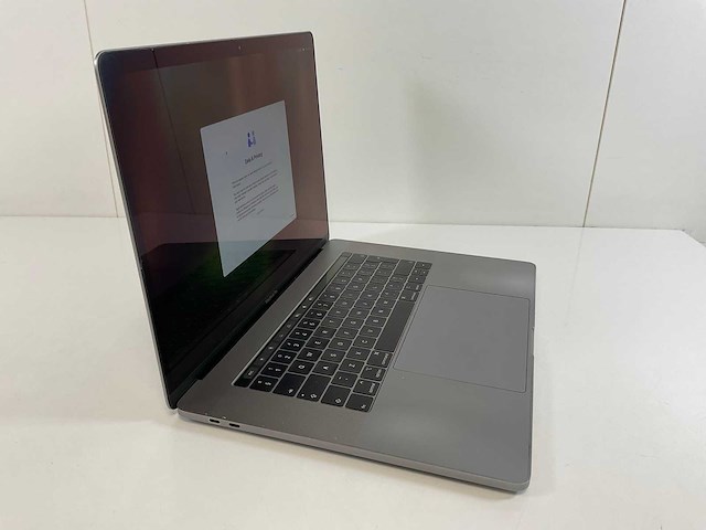 Apple macbook pro 15,5”, hexacore i7, 16 gb ram, 512 gb nvme, amd radeon pro 555x 4gb laptop - afbeelding 2 van  5