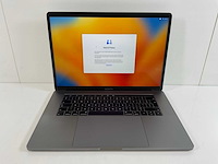Apple macbook pro 15,5”, hexacore i7, 16 gb ram, 512 gb nvme, amd radeon pro 555x 4gb laptop - afbeelding 1 van  7