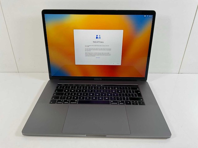 Apple macbook pro 15,5”, hexacore i7, 16 gb ram, 512 gb nvme, amd radeon pro 555x 4gb laptop - afbeelding 1 van  7