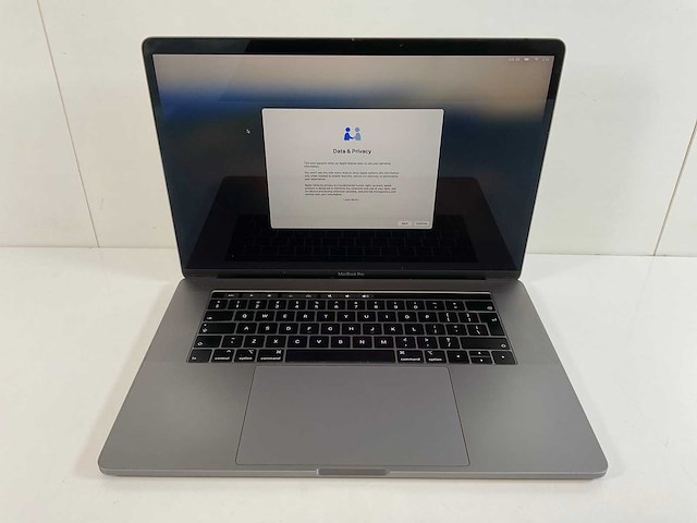 Apple macbook pro 15,5”, hexacore i7, 16 gb ram, 512 gb nvme, amd radeon pro 555x 4gb laptop - afbeelding 1 van  7