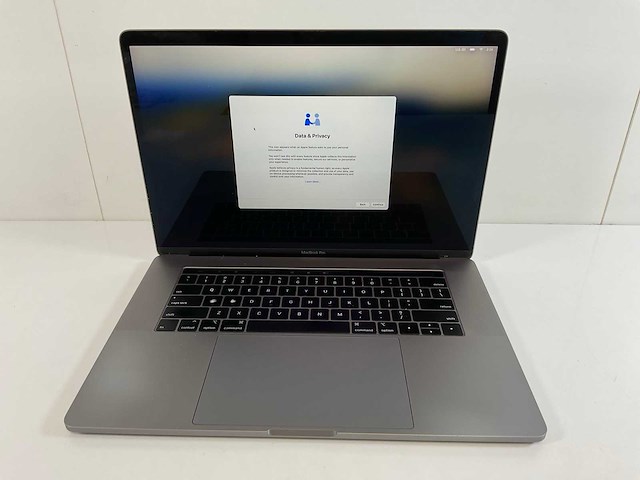 Apple macbook pro 15,5”, hexacore i7, 16 gb ram, 512 gb nvme, amd radeon pro 555x 4gb laptop - afbeelding 1 van  7