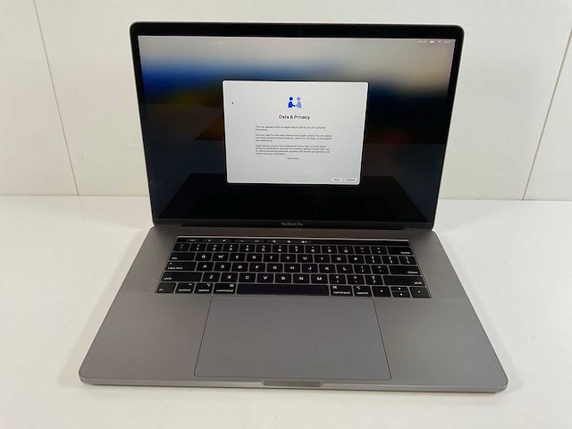 Apple macbook pro 15,5”, hexacore i7, 16 gb ram, 512 gb nvme, amd radeon pro 555x 4gb laptop - afbeelding 1 van  6