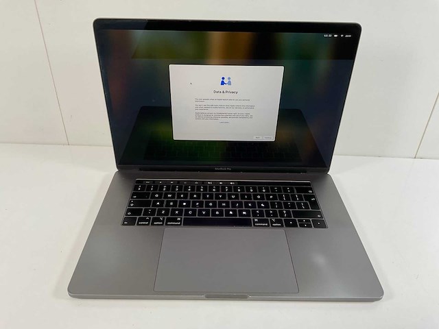 Apple macbook pro 15,5”, hexacore i7, 16 gb ram, 512 gb nvme, amd radeon pro 555x 4gb laptop - afbeelding 1 van  7