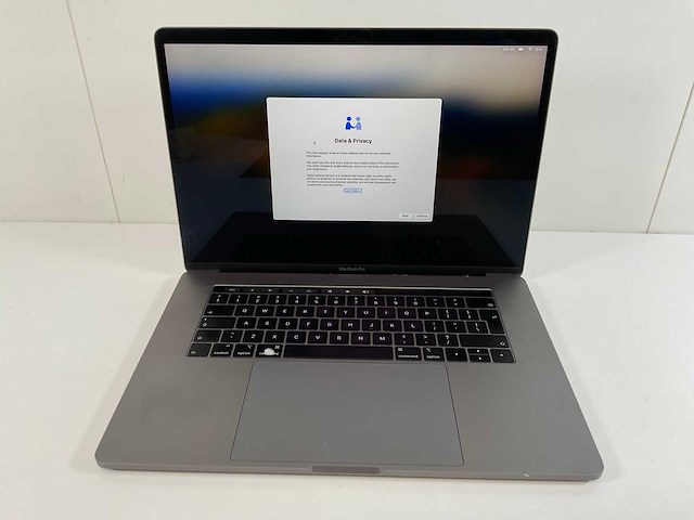 Apple macbook pro 15,5”, hexacore i7, 16 gb ram, 512 gb nvme, amd radeon pro 555x 4gb laptop - afbeelding 1 van  6