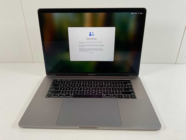 Apple macbook pro 15,5”, hexacore i7, 16 gb ram, 512 gb nvme, amd radeon pro 555x 4gb laptop - afbeelding 1 van  7