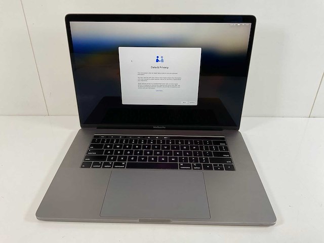 Apple macbook pro 15,5”, hexacore i7, 16 gb ram, 512 gb nvme, amd radeon pro 555x 4gb laptop - afbeelding 1 van  7