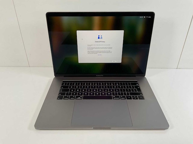 Apple macbook pro 15,5”, hexacore i7, 16 gb ram, 512 gb nvme, amd radeon pro 555x 4gb laptop - afbeelding 1 van  4