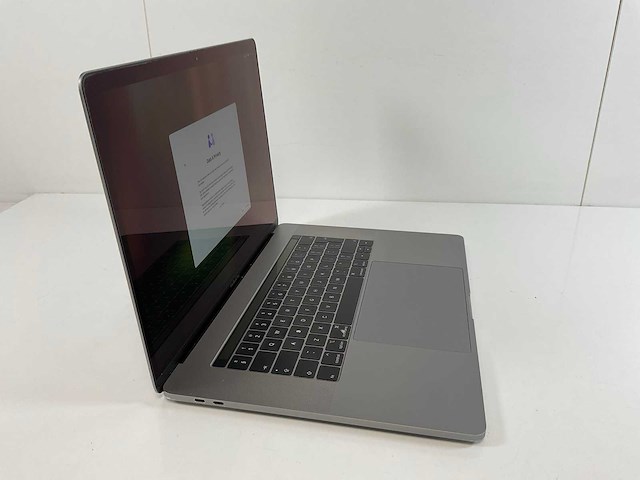 Apple macbook pro 15,5”, hexacore i7, 16 gb ram, 512 gb nvme, amd radeon pro 555x 4gb laptop - afbeelding 2 van  4
