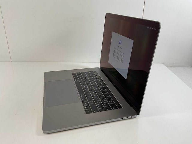 Apple macbook pro 15,5”, hexacore i7, 16 gb ram, 512 gb nvme, amd radeon pro 555x 4gb laptop - afbeelding 3 van  4