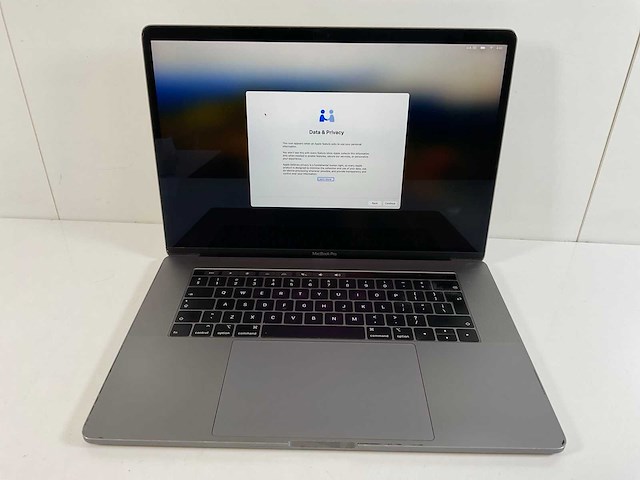 Apple macbook pro 15,5”, hexacore i7, 16 gb ram, 512 gb nvme, amd radeon pro 555x 4gb laptop - afbeelding 1 van  7
