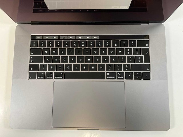 Apple macbook pro 15,5”, hexacore i7, 16 gb ram, 512 gb nvme, amd radeon pro 555x 4gb laptop - afbeelding 3 van  6