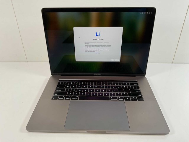 Apple macbook pro 15,5”, hexacore i7, 16 gb ram, 512 gb nvme, amd radeon pro 555x 4gb laptop - afbeelding 1 van  7