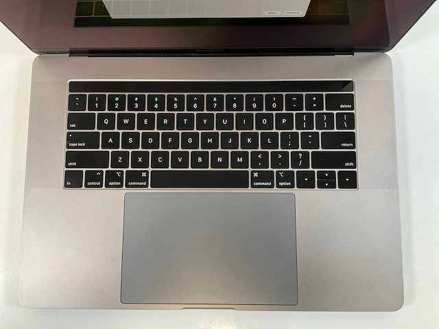 Apple macbook pro 15,5”, hexacore i7, 16 gb ram, 512 gb nvme, amd radeon pro 555x 4gb laptop - afbeelding 4 van  7