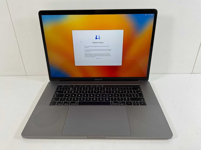 Apple macbook pro 15,5”, quadcore i7, 16 gb ram, 1 tb nvme, amd radeon pro 560 4gb laptop - afbeelding 1 van  8