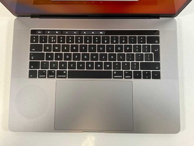 Apple macbook pro 15,5”, quadcore i7, 16 gb ram, 1 tb nvme, amd radeon pro 560 4gb laptop - afbeelding 4 van  8