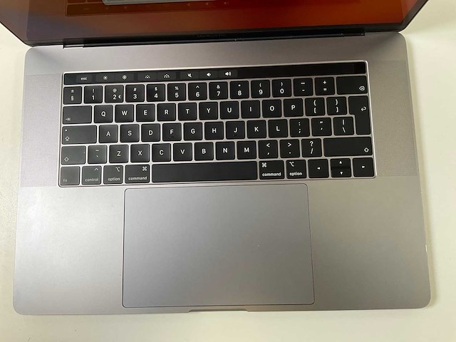 Apple macbook pro 15.5”, quadcore i7, 16 gb ram, 500 gb nvme, amd radeon pro 560 4gb laptop - afbeelding 4 van  7