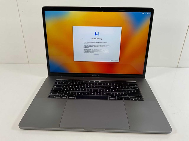 Apple macbook pro 15,5”, quadcore i7, 16 gb ram, 512 gb nvme, amd radeon pro 560 4gb laptop - afbeelding 1 van  7