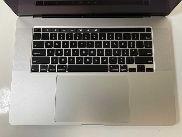 Apple macbook pro 16”, 6-core intel i7, 32 gb ram, 500 gb nvme, amd radeon pro 5300m 4gb laptop - afbeelding 4 van  7