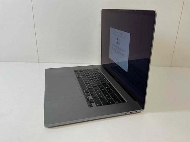 Apple macbook pro 16”, core(tm) i7 9th gen, 16 gb ram, 500 gb nvme, amd radeon rx pro 5500m 4 gb laptop - afbeelding 3 van  7