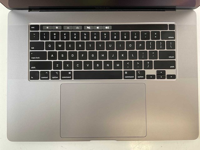 Apple macbook pro 16”, core(tm) i7 9th gen, 16 gb ram, 512 gb nvme, amd radeon 5300m 4 gb laptop - afbeelding 4 van  6