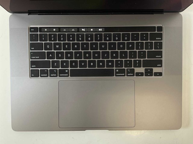 Apple macbook pro 16”, core(tm) i7 9th gen, 16 gb ram, 512 gb nvme, amd radeon 5300m 4 gb laptop - afbeelding 4 van  7