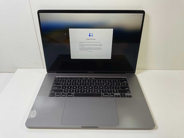 Apple macbook pro 16”, hexacore i7, 16 gb ram, 500 gb nvme, amd radeon pro 5300 4gb laptop - afbeelding 1 van  6