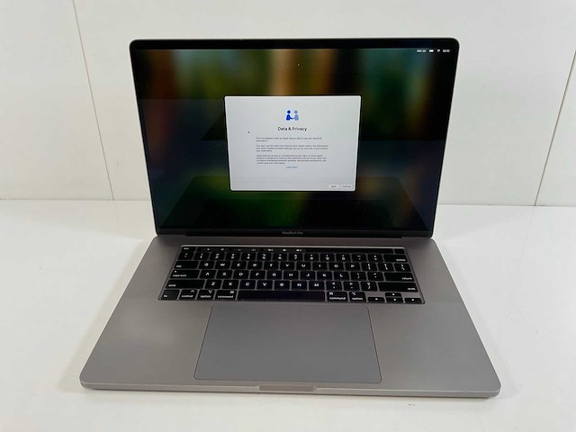 Apple macbook pro 16”, hexacore i7, 16 gb ram, 500 gb nvme, amd radeon pro 5300m 4gb laptop - afbeelding 1 van  8