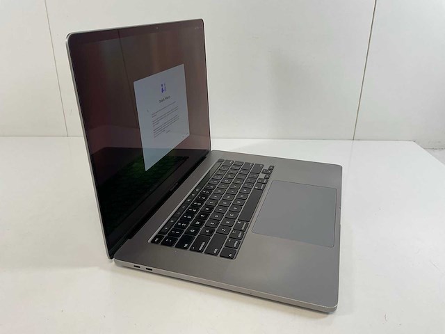 Apple macbook pro 16”, hexacore i7, 16 gb ram, 500 gb nvme, amd radeon pro 5300m 4gb laptop - afbeelding 2 van  8