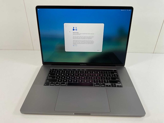 Apple macbook pro 16”, hexacore i7, 16 gb ram, 512 gb nvme, amd radeon pro 5300m 4gb laptop - afbeelding 1 van  7