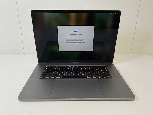 Apple macbook pro 16”, hexacore i7, 16 gb ram, 512 gb ssd, amd radeon pro 5300m 4 gb laptop - afbeelding 1 van  7