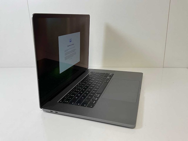 Apple macbook pro 16”, hexacore i7, 16 gb ram, 512 gb ssd, amd radeon pro 5300m 4 gb laptop - afbeelding 2 van  7