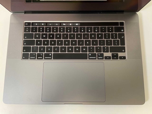 Apple macbook pro 16”, hexacore i7, 16 gb ram, 512 gb ssd, amd radeon pro 5300m 4 gb laptop - afbeelding 4 van  7