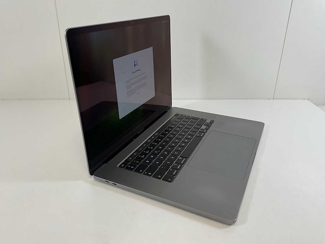 Apple macbook pro 16”, hexacore i7, 32 gb ram, 500 gb nvme, amd radeon pro 5300m 4gb laptop - afbeelding 2 van  4