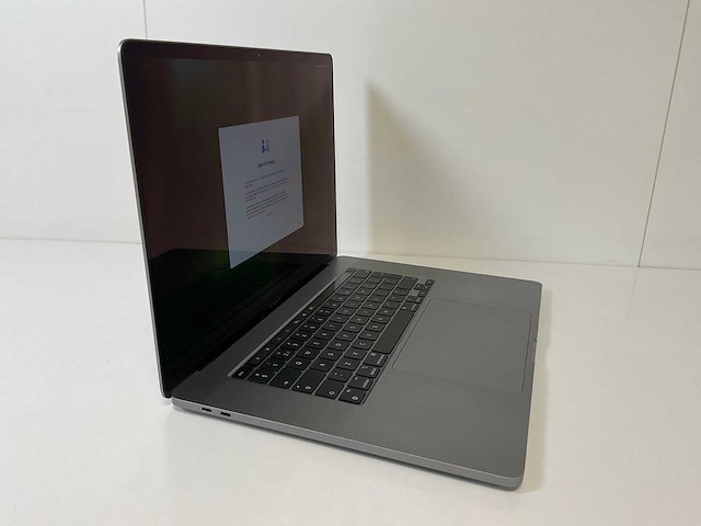 Apple macbook pro 16”, hexacore i7, 32 gb ram, 512 gb ssd, amd radeon pro 5300m 4 gb laptop - afbeelding 2 van  7
