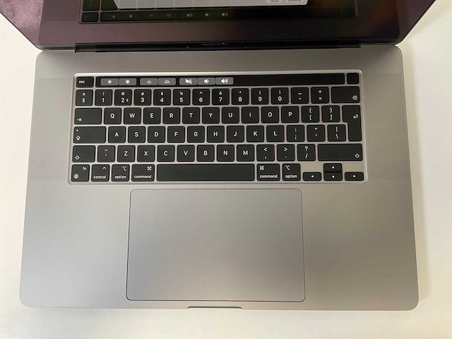 Apple macbook pro 16”, hexacore i7, 32 gb ram, 512 gb ssd, amd radeon pro 5300m 4 gb laptop - afbeelding 4 van  7