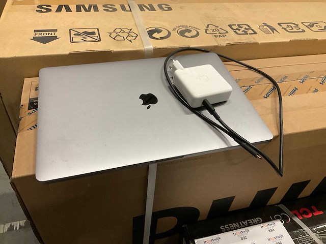 Apple macbook pro 16.1 laptop - afbeelding 3 van  3