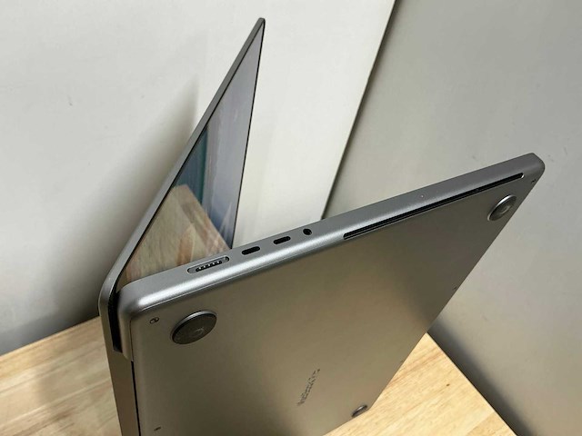 Apple macbook pro a2485 laptop - afbeelding 7 van  9