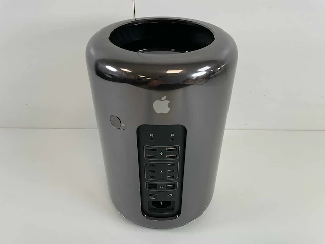 Apple macpro 6.1, xeon(r) e5-1620 v2, 32 gb ram (2x16gb), 500 gb ssd, amd radeon 370x 2 gb desktop - afbeelding 1 van  9
