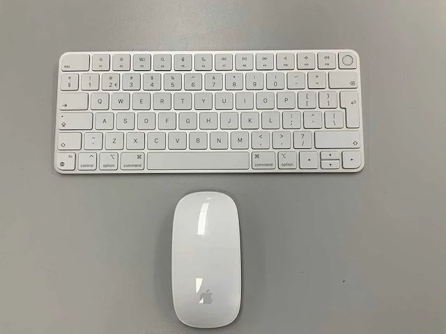Apple magic qwerty(nl) keyboard with touch id + magic mouse - afbeelding 1 van  2