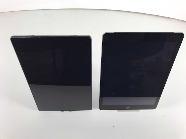 Apple & samsung mix model tablets - check description (2x) - afbeelding 1 van  2