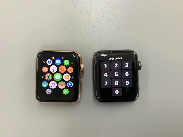 Apple watch series 2 42mm (2x) - afbeelding 1 van  3