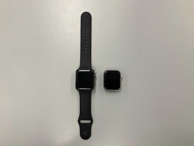 Apple watch series 3 40mm gps silver & series 4 42mm gps space gray (2x) - afbeelding 1 van  2
