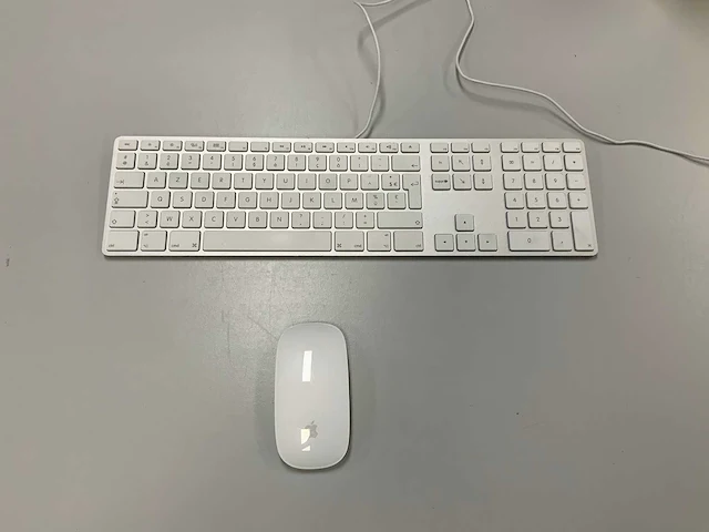 Apple wired magic azerty keyboard with numeric keypad + magic mouse - afbeelding 1 van  2