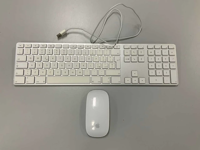 Apple wired magic qwerty(italiaans) keyboard with numeric keypad + magic mouse - afbeelding 1 van  2