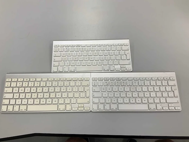 Apple wireless magic a1314 qwerty keyboard (3x) - afbeelding 1 van  2